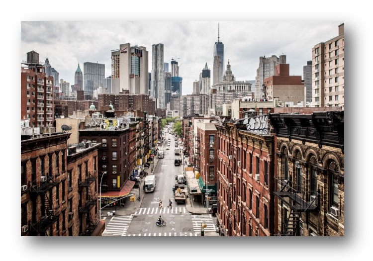 brownstone buildings with New York City skyline